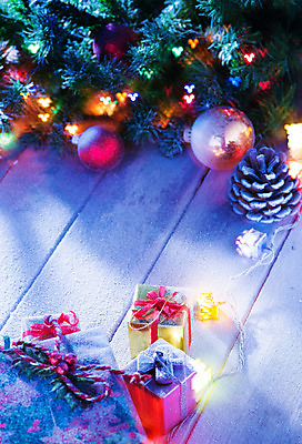 포토 JPG 해외이미지 전통 행복 크리스마스 겨울 휴가 새로움 새해 기념 선물 이벤트 사람없음 장식 빛 상자 산타클로스 축제 놀람 덮개 축하 인사 소나무 날짜 황금 야간 12월 연도 오브젝트 서리 마법 원뿔 노엘 포장소품 2017년 클라우스 해외202004 해외포토 자연요소 도형 나무 계절 기념일 감정 컨셉 포장 표정 뚜껑 예절 포장재료 파일형식 이미지허브