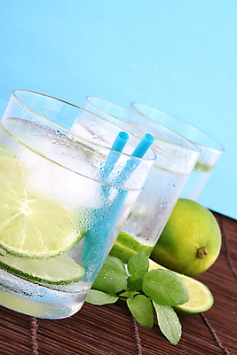 포토 JPG 해외이미지 음료 백그라운드 유리 귤 사람없음 물 얼음 추위 흰색 신선 맛 시원함 큐브 상쾌 라임 텀블러 해외202004 해외포토 자연요소 감정 컬러 컨셉 과일 재질 컵 파일형식 이미지허브