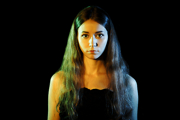 포토 JPG 해외이미지 백인 모델 응시 여자 유럽 얼굴 백그라운드 한명 파란색 청춘 컬러풀 노란색 유행 카메라 냉동 검은색 어둠 슬픔 흰색 하트 오픈 파마 이발 만족 심플 청록색 포커 배려 심각 우울증 스타일 해외202004 해외포토 모양 서양인 1 헤어스타일 시선 감정 나라 컬러 컨셉 사람 신체부위 전자제품 게임 트럼프 질병 파일형식 이미지허브