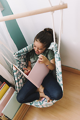 포토 JPG 해외이미지 백인 1 여자 교육 행복 어린이 학교 휴식 주택 실내 이야기 한명 앉기 책 스터디 유치원 흰색 달콤 도서관 작음 스마트 읽기 문학 걸음마 지능 초보 해외202004 해외포토 서양인 감정 컬러 컨셉 모션 사람 내부 건물 학습 맛 크기 파일형식 이미지허브