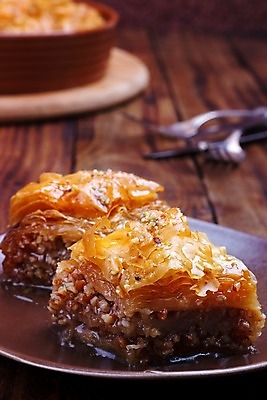 포토 JPG 해외이미지 전통 접시 문화 음식 조각 백그라운드 재료 탁자 디저트 주택 이스탄불 요리 동양인 사람없음 과자 기쁨 빵집 견과류 시골 중앙 달콤 맛 아침식사 설탕 지중해 호두 시럽 꿀 동쪽 그리스인 아랍어 어려움 페스츄리 피스타치오 핸드메이드 개암 바클라바 해외202004 튀르키예 해외포토 서양인 식기 열매 감정 아시아 빵 바다 가구 컨셉 인종 건물 상점 식사 방향 파일형식 이미지허브