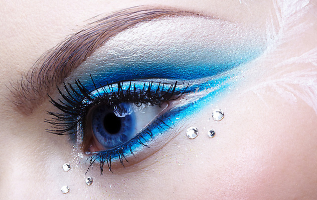 포토 JPG 해외이미지 백인 응시 얼굴 신체 한명 파란색 눈썹 속눈썹 깃털 반죽 바디페인팅 스타일 해외202004 해외포토 서양인 1 시선 컬러 사람 신체부위 파일형식 이미지허브