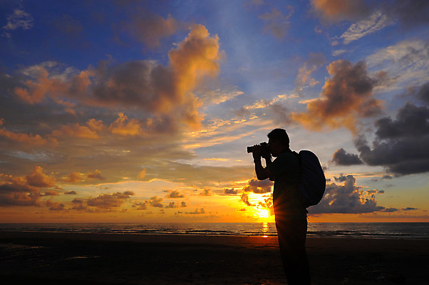 포토 JPG 해외이미지 구름 직업 라이프스타일 남자 실루엣 여행 백그라운드 자연 하늘 산 사람 풍경 성인 취미 사람없음 야외 파란색 햇빛 여행객 카메라 일출 환경 디지털 사진촬영 황혼 일몰 봄 하이킹 장비 가을 저녁 사진사 그림 슛 내추럴 웅장함 절정 수평선 해외202004 해외포토 자연요소 계절 컬러 레저 촬영기법 생활 전자제품 태양 노을 촬영 야간 작가 생태계 파일형식 이미지허브