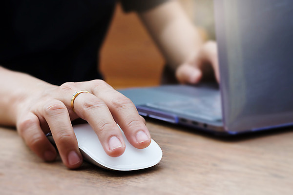 포토 JPG 해외이미지 손 여자 컨셉 인터넷 통신 손가락 무선통신 성인 사람없음 신체부위 노트북 쇼핑 컴퓨터 키보드 잡기 작업 미끄러짐 쥐 고객 검색 온라인쇼핑 소매 전자상거래 키패드 카피스페이스 해외202004 해외포토 모션 사람 전자제품 공백 설치류 온라인 파일형식 이미지허브