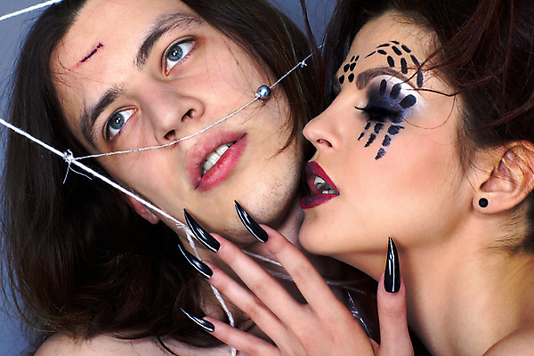 포토 JPG 해외이미지 백인 1 헤어스타일 응시 여자 남자 유럽 얼굴 손가락 갈색머리 사람 두명 유행 검은색 웹 화장품 흰색 화려 손톱관리 손톱 거미줄 거미 사냥꾼 찌르기 바디페인팅 포식 피해자 의료성형뷰티 스타일 해외202004 해외포토 서양인 직업 손 시선 나라 컬러 곤충 컨셉 인터넷 모션 신체부위 뷰티 피해 네일아트 파일형식 이미지허브