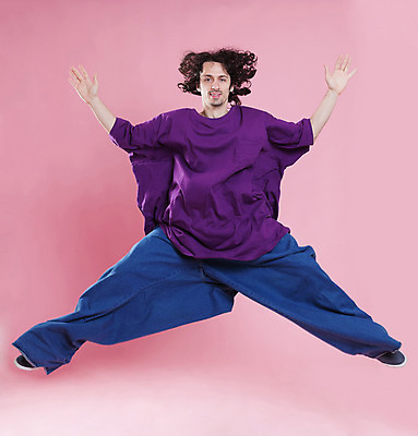 포토 JPG 해외이미지 응시 행복 분홍색 한명 사람 유행 점프 기쁨 축하 몸무게 큼 치수 적자 카피스페이스 추가 해외202004 해외포토 1 시선 감정 컬러 컨셉 모션 공백 크기 파일형식 이미지허브