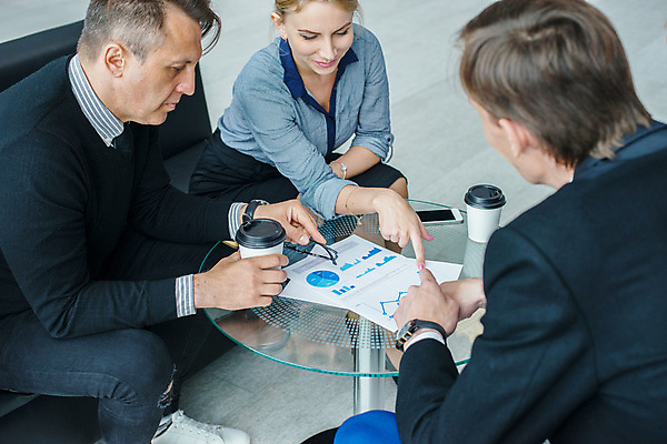 포토 JPG 해외이미지 백인 직업 라이프스타일 여자 남자 행복 커피 비즈니스 사업가 통신 통계 탁자 그래프 협력 함께함 대화 사람 앉기 세명 금융 사무실 자료 카페 작업 비즈니스맨 비즈니스우먼 토론 동료 문서 단절 브레인스토밍 해외202004 해외포토 서양인 감정 음료 가구 컨셉 관계 모션 말하기 생활 경제 상점 직장인 파일형식 이미지허브