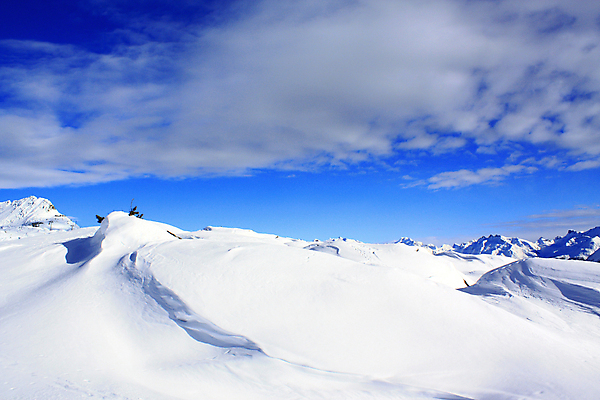 포토 JPG 해외이미지 주간 구름 겨울 자연 하늘 사람없음 야외 스위스 겨울풍경 설산 해외202004 해외포토 자연요소 계절 유럽 산 풍경 생태계 파일형식 이미지허브