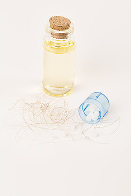 포토 JPG 해외이미지 사람없음 뷰티 알약 머리카락 약병 흰배경 두피케어 치료제 탈모 탈모클리닉 해외202004 탈모예방 해외포토 백그라운드 약 머리 흰색 예방 클리닉 헤어관리 증상 병_담는 파일형식 이미지허브