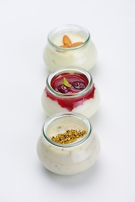 포토 JPG 해외이미지 실내 종류 사람없음 다양 세개 흰배경 일렬 푸딩 해외202004 해외포토 다수 백그라운드 디저트 3 내부 흰색 파일형식 이미지허브