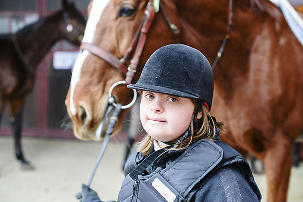 포토 JPG 해외이미지 응시 여자 행복 얼굴 어린이 웃음 사람 사람없음 우정 긍정 해외202004 해외포토 시선 감정 컨셉 표정 신체부위 친구 파일형식 이미지허브