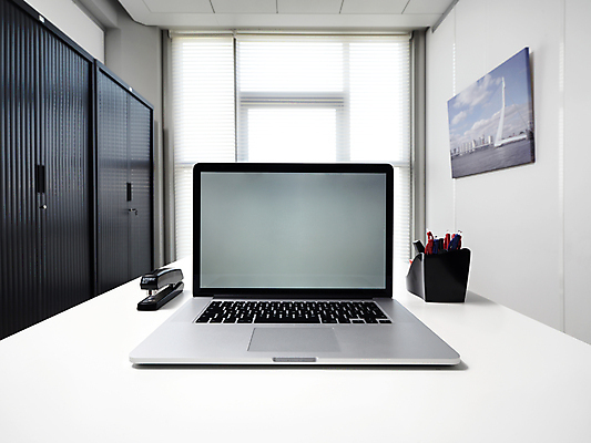 포토 JPG 해외이미지 커피 백그라운드 비즈니스 창문 프레임 사람없음 컵 노트북 컴퓨터 스크린 모니터 공책 방 키보드 책상 목업 해외202004 해외포토 식기 음료 가구 문구용품 전자제품 파일형식 이미지허브