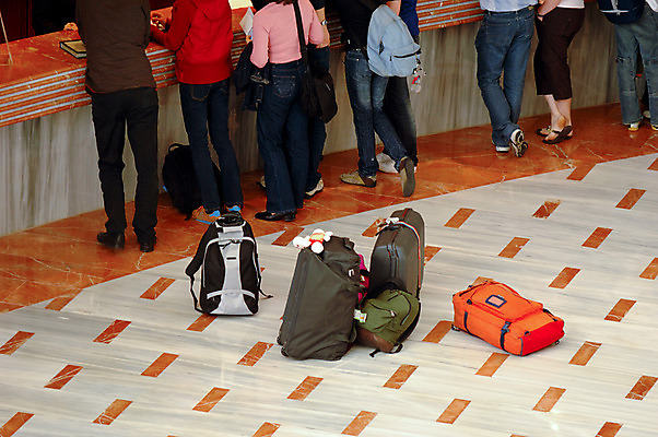 포토 JPG 해외이미지 남자 여행 가방 비즈니스 호텔 휴가 함께함 항해 사람 사람없음 판매 여행가방 만남 짐 업무 이름 그룹 수집 도착 책상 오브젝트 서비스 출발 승객 안내원 환영 여관 소통 수하물 접수 체크인 해외202004 해외포토 직업 잡화 가구 컨셉 배_교통 숙소 작업 파일형식 이미지허브