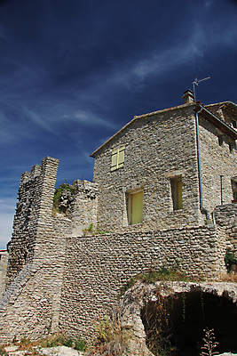 포토 JPG 해외이미지 외관 문화 벽 건축양식 창문 거리 주택 사람없음 문 마을 프랑스 지중해 남쪽 셔터 프랑스어 옛날 프로방스 해외202004 해외포토 문자 건축 유럽 바다 건물 방향 파일형식 이미지허브