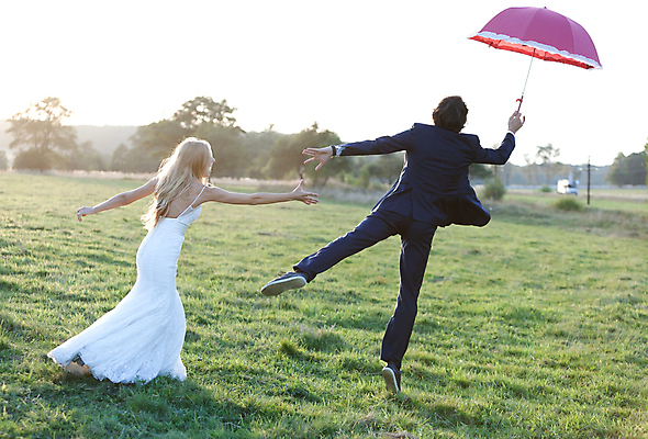 포토 JPG 해외이미지 백인 커플 드레스 남자 행복 결혼 밭 우산 신혼부부 자연 남편 미래 함께함 그림자 사랑 야외 두명 일몰 기쁨 흰색 잡기 아내 자신감 연결 결합 마법 유대감 해외202004 해외포토 서양인 부부 옷 감정 컬러 컨셉 농업 관계 모션 사람 이벤트 노을 생태계 신혼 파일형식 이미지허브