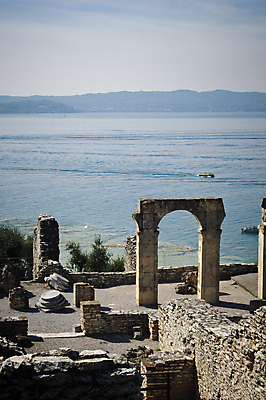 포토 JPG 해외이미지 유럽 호수 벽 유적 건축양식 사람없음 물 파란색 이탈리아 궁전 회색 기둥 역사 동굴 재산 빌라 폐허 아치 대문 고고학 로마인 옛날 파멸 해외202004 해외포토 자연요소 전통 교육 건축 나라 컬러 컨셉 고건축 주택 인종 금융 문 파일형식 소멸 이미지허브