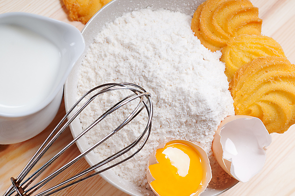 포토 JPG 해외이미지 그릇 주전자 사람없음 쿠키 계란 우유 준비 밀가루 제빵 거품기 나무배경 해외202004 해외포토 식기 백그라운드 주방용품 디저트 유제품 제과제빵 알 가루 파일형식 이미지허브