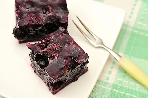 포토 JPG 해외이미지 접시 열매 음식 포크 컨셉 과일 디저트 건강 사람없음 빨간색 흰색 달콤 맛 먹기 질감 블루베리 젤리 해외202004 해외포토 식물 식기 컬러 모션 파일형식 이미지허브