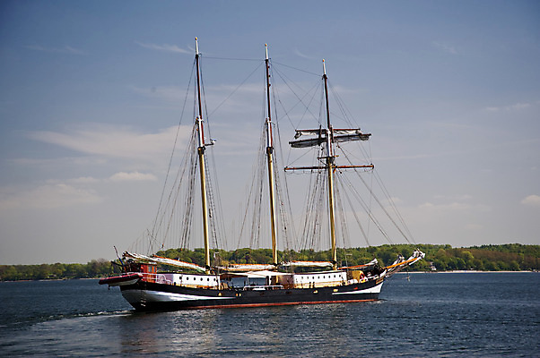 포토 JPG 해외이미지 전통 밧줄 바다 요트 하늘 항해 사람없음 물 파란색 항구 범선 포트 옛날 해외202004 해외포토 자연요소 줄 컬러 배_교통 교통시설 파일형식 이미지허브