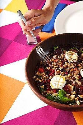 포토 JPG 해외이미지 라이프스타일 접시 손 음식 포크 채소 치즈 건강 종류 요리 사람없음 목재 초록색 빛 컬러풀 요식업 식당 식사 저녁식사 이탈리아 샐러드 식탁보 흰색 사발 맛 상추 지중해 먹기 웨이트리스 유기농 서빙 칼로리 점심식사 섞기 수유 식품점 채식주의자 핸드메이드 해외202004 해외포토 나무 식기 웰빙 유럽 산업 바다 컬러 컨셉 재료 모션 유제품 생활 신체부위 상점 사기그릇 종업원 채식 파일형식 이미지허브