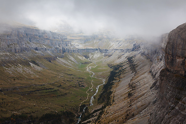 포토 JPG 해외이미지 구름 공원 유럽 자연 하늘 산 풍경 사람없음 초록색 강 골짜기 안개 스페인 아라곤 내추럴 원형극장 전국 해외202004 해외포토 자연요소 공공시설 나라 컬러 날씨 극장 생태계 파일형식 이미지허브