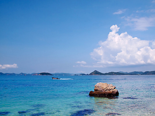 포토 JPG 해외이미지 나무 구름 아시아 파도 바다 섬 여행 태국 자연 하늘 산 동양인 풍경 해변 사람없음 야외 파란색 환경 바위 보트 서핑 장면 고무 스카이라인 잔물결 수평선 해외202004 해외포토 자연요소 식물 나라 물결 컬러 배_교통 인종 돌_바위 수상스포츠 생태계 파일형식 이미지허브