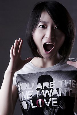 포토 JPG 해외이미지 학생 라이프스타일 손 응시 여자 백그라운드 자연 스트레스 건강 한명 사람 빛 유행 검은색 교사 놀람 외침 표현 업무 입 치아 흥분 긍정 충격 비명 해외202004 해외포토 직업 1 시선 감정 컬러 컨셉 표정 생활 신체부위 소리 작업 소화기관 생태계 파일형식 이미지허브