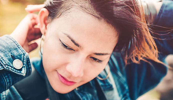 포토 JPG 해외이미지 백인 모델 1 라이프스타일 여자 행복 여유 얼굴 백그라운드 자연 휴식 주택 건강 한명 사람 태양 유행 일출 듣기 자유 수확 클래식 피부 피부관리 복고 내추럴 고립 힙스터 해외202004 해외포토 자연요소 서양인 패션 감정 컨셉 농업 모션 건물 생활 신체부위 뷰티 노을 생태계 파일형식 이미지허브