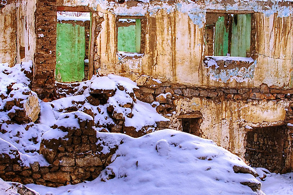 포토 JPG 해외이미지 계절 벽 겨울 창문 날씨 벽돌 주택 사람없음 초록색 계단 얼음 추위 흰색 숲 12월 버리기 1월 2월 깨짐 옛날 눈내림 해외202004 해외포토 자연요소 컬러 컨셉 모션 눈_날씨 건물 날짜 파일형식 이미지허브