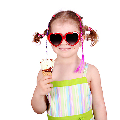 포토 JPG 해외이미지 백인 여자 딸 행복 어린이 포즈 아이스크림 디저트 한명 사람 컬러풀 선글라스 냉동 기쁨 추위 흰색 표현 달콤 맛 해외202004 해외포토 서양인 1 감정 안경 음식 컬러 컨셉 가족 파일형식 이미지허브