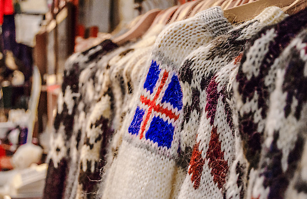 포토 JPG 해외이미지 옷 유럽 여행 겨울 패턴 따뜻함 아이슬란드 사람없음 빨간색 유행 상점 깃발 직물 스웨터 심볼 니트 빙하 기념품 내추럴 양모 스칸디나비아 저지 전국 해외202004 해외포토 계절 나라 컬러 상의 무늬 오브젝트 파일형식 이미지허브