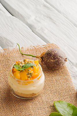 포토 JPG 해외이미지 잎 유리병 실내 사람없음 달콤 삼베 요거트 나무탁자 패션후르츠 패션후르츠청 해외202004 해외포토 식물 탁자 병_용기 유제품 내부 맛 열대과일 파일형식 천_직물 과일청 이미지허브