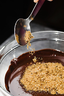 포토 JPG 해외이미지 음식 조각 패턴 재료 지팡이 건조 건강 사람없음 갈색 쌓기 초콜릿 검은색 어둠 이탈리아 블록 우유 견과류 바 막대기 우아함 달콤 맛 설탕 먹기 크림 준비 정사각형 망고 코코아 덩어리 무화과 고립 살구 카카오 피스타치오 개암 억울 해외202004 해외포토 도형 열매 감정 유럽 음료 컬러 컨셉 무늬 과일 모션 디저트 유제품 열대과일 파일형식 이미지허브