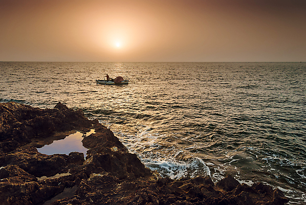 포토 JPG 해외이미지 파도 바다 여행 오렌지 아프리카 자연 하늘 표면 아침 휴가 휴식 풍경 사람없음 야외 물 여름 햇빛 태양 일출 맑음 침묵 일몰 활발 바위 보트 지중해 장면 낚시꾼 암초 내추럴 튀니지 수평선 해외202004 해외포토 주간 자연요소 계절 나라 컨셉 배_교통 과일 날씨 노을 소리 돌_바위 생태계 파일형식 이미지허브