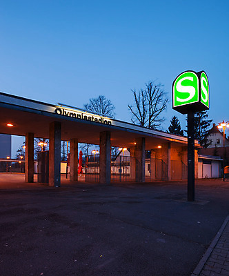 포토 JPG 해외이미지 유럽 건축양식 교통시설 하늘 독일 사람없음 파란색 황혼 새벽 기차 도시 시간 전철 역 사인 대문 지하 베를린 단상 해외202004 해외포토 자연요소 건축 나라 육상교통 컬러 교통 대중교통 문 일몰 시설 파일형식 이미지허브