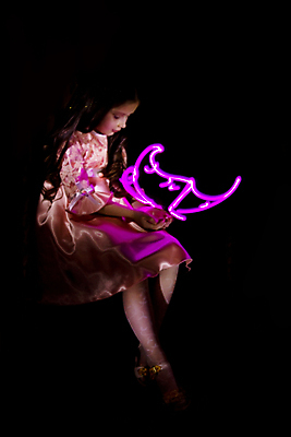 포토 JPG 해외이미지 행복 감정 분홍색 나비 백그라운드 날개 요정 관리 한명 미소 웃음 앉기 빛 검은색 어둠 페인트 활발 기쁨 작음 자주색 제비꽃 마법 나방 가상 해외202004 해외포토 1 꽃 컬러 곤충 컨셉 모션 표정 사람 크기 파일형식 이미지허브