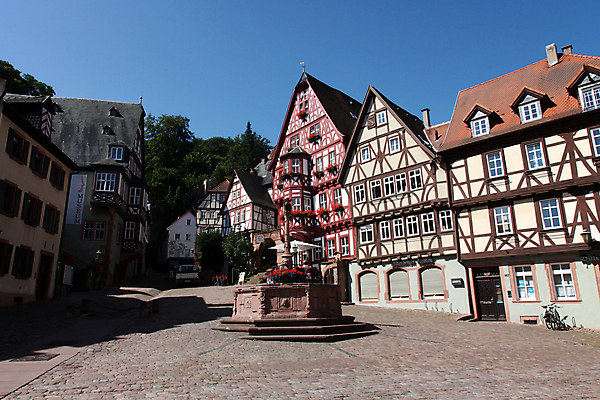 포토 JPG 해외이미지 전통 외관 유럽 문화 선 여행 건축양식 창문 하늘 휴가 거리 주택 독일 사람없음 건물 목재 컬러풀 여행객 마을 탑 골동품 중세 역사 재산 도심 메인 장면 타운 고딕 옛날 줄서기 프랑크푸르트 바이에른 목가 해외202004 해외포토 나무 건축물 건축 나라 컬러 재료 모션 사람 금융 도시 파일형식 이미지허브