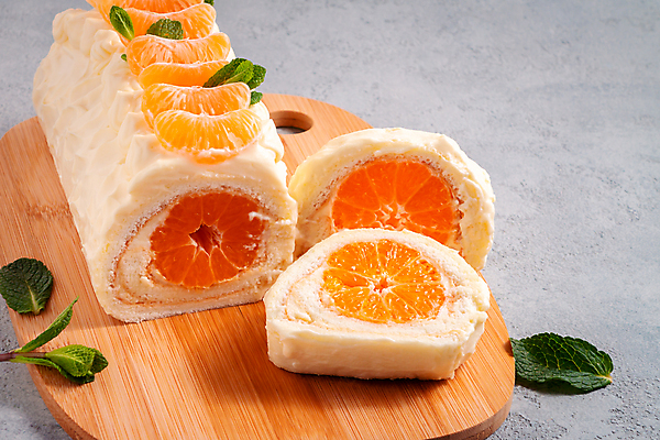 포토 JPG 해외이미지 단면 디저트 귤 실내 사람없음 롤케이크 나무도마 해외202004 해외포토 음식 과일 도마 내부 목재 케이크 파일형식 이미지허브