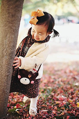 포토 JPG 주간 전신 나무 식물 응시 계절 여자 단풍 낙엽 자연 나뭇잎 한국 한명 서기 웃음 사람 동양인 풍경 야외 아웃포커스 가을풍경 한국인 가을 아기 경주 경상북도 경상도 여자만 여자한명만 아기만 여자아기만 여자아기한명만 국내포토 자연요소 1 시선 아시아 잎 모션 촬영기법 표정 인종 생태계 파일형식 가을_계절