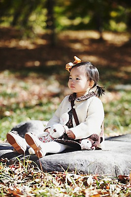 포토 JPG 주간 전신 나무 식물 응시 계절 여자 인형 단풍 낙엽 자연 나뭇잎 한국 한명 사람 앉기 동양인 풍경 초원 야외 아웃포커스 장난감 가을풍경 한국인 가을 돌_바위 바위 아기 경주 잡기 경상북도 경상도 여자만 여자한명만 아기만 여자아기만 여자아기한명만 국내포토 자연요소 1 시선 아시아 잎 모션 촬영기법 인종 생태계 파일형식 가을_계절