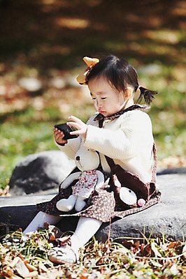 포토 JPG 주간 전신 나무 식물 계절 여자 인형 단풍 낙엽 자연 무선통신 나뭇잎 한국 한명 들기 사람 앉기 동양인 풍경 초원 야외 아웃포커스 스마트폰 핸드폰 장난감 가을풍경 한국인 가을 돌_바위 바위 아기 경주 울음 경상북도 경상도 여자만 여자한명만 아기만 여자아기만 여자아기한명만 국내포토 자연요소 1 아시아 잎 통신 모션 촬영기법 표정 인종 전자제품 스마트기기 생태계 파일형식 가을_계절