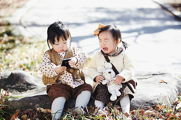 포토 JPG 주간 전신 식물 계절 여자 인형 단풍 낙엽 자연 무선통신 나뭇잎 한국 사람 앉기 동양인 풍경 야외 두명 아웃포커스 스마트폰 핸드폰 장난감 가을풍경 한국인 가을 돌_바위 바위 아기 경주 울음 경상북도 경상도 아기만 국내포토 자연요소 아시아 잎 통신 모션 촬영기법 표정 인종 전자제품 스마트기기 생태계 파일형식 가을_계절