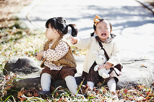 포토 JPG 주간 전신 식물 계절 여자 인형 단풍 낙엽 자연 무선통신 나뭇잎 한국 들기 사람 앉기 동양인 풍경 야외 두명 아웃포커스 스마트폰 핸드폰 장난감 가을풍경 한국인 가을 돌_바위 바위 아기 경주 울음 경상북도 경상도 아기만 국내포토 자연요소 아시아 잎 통신 모션 촬영기법 표정 인종 전자제품 스마트기기 생태계 파일형식 가을_계절
