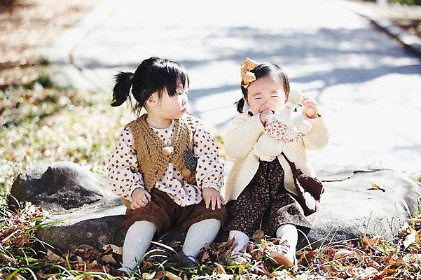 포토 JPG 주간 전신 식물 응시 계절 여자 인형 단풍 낙엽 자연 나뭇잎 한국 들기 사람 앉기 동양인 풍경 야외 두명 아웃포커스 장난감 가을풍경 한국인 가을 돌_바위 바위 아기 경주 경상북도 경상도 아기만 국내포토 자연요소 시선 아시아 잎 모션 촬영기법 인종 생태계 파일형식 가을_계절