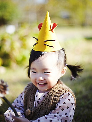 포토 JPG 주간 나무 식물 모자 계절 여자 자연 한국 한명 웃음 사람 동양인 풍경 근접촬영 상반신 야외 아웃포커스 가을풍경 고깔모자 한국인 가을 아기 경주 경상북도 경상도 여자만 여자한명만 아기만 여자아기만 여자아기한명만 국내포토 자연요소 모자_잡화 1 잡화 아시아 뷰포인트 촬영기법 표정 인종 생태계 파일형식 가을_계절