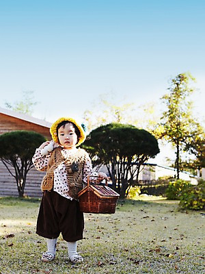 포토 JPG 주간 전신 나무 식물 건축물 계절 여자 낙엽 자연 나뭇잎 주택 한국 한명 서기 들기 사람 동양인 풍경 야외 아웃포커스 소풍 바구니 가을풍경 한국인 가을 아기 경주 경상북도 경상도 여자만 여자한명만 아기만 여자아기만 여자아기한명만 국내포토 자연요소 1 건축 아시아 잎 모션 촬영기법 인종 건물 야외활동 생태계 파일형식 가을_계절