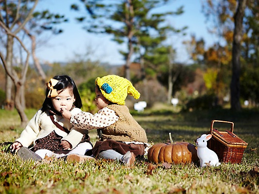 포토 JPG 주간 전신 나무 식물 동물 모자 계절 여자 인형 단풍 낙엽 자연 호박 나뭇잎 한국 사람 앉기 동양인 풍경 초원 야외 두명 아웃포커스 소풍 바구니 가을풍경 한국인 가을 아기 토끼 경상북도 경상도 먹여주기 반려 아기만 국내포토 자연요소 잡화 아시아 잎 채소 포유류 모션 촬영기법 인종 반려동물 야외활동 먹기 생태계 파일형식 가을_계절