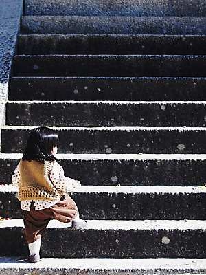 포토 JPG 주간 전신 계절 여자 자연 한국 한명 서기 사람 동양인 풍경 야외 뒷모습 아웃포커스 계단 가을풍경 한국인 가을 아기 경주 경상북도 경상도 여자만 여자한명만 아기만 여자아기만 여자아기한명만 국내포토 자연요소 1 아시아 뷰포인트 모션 촬영기법 인종 생태계 파일형식 가을_계절