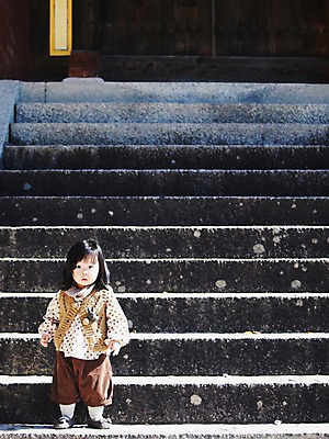 포토 JPG 주간 전신 건축물 계절 여자 자연 한국 한명 서기 사람 동양인 풍경 야외 아웃포커스 계단 가을풍경 한국인 가을 아기 경주 경상북도 경상도 여자만 여자한명만 아기만 여자아기만 여자아기한명만 국내포토 자연요소 1 건축 아시아 모션 촬영기법 인종 생태계 파일형식 가을_계절