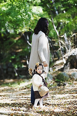 포토 JPG 주간 전신 나무 식물 계절 여자 단풍 낙엽 자연 나뭇잎 한국 서기 들기 사람 동양인 풍경 성인 야외 두명 아웃포커스 소풍 바구니 가을풍경 손잡기 한국인 가을 아기 경주 경상북도 경상도 여자만 국내포토 자연요소 아시아 잎 모션 촬영기법 인종 야외활동 생태계 파일형식 가을_계절